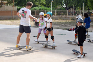 How to improve your balance on the skateboard, a skate teacher is giving a balancing class to the children.